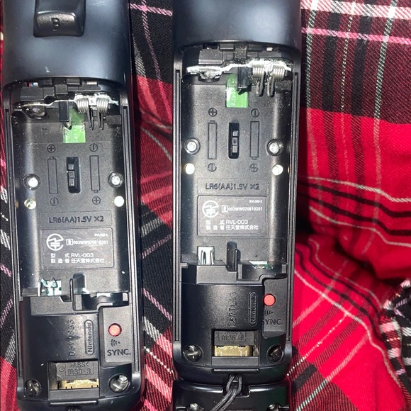 Nintendo Black Wii Remote Controllers with Silicone Sleeve Covers - Picture 9 of 11